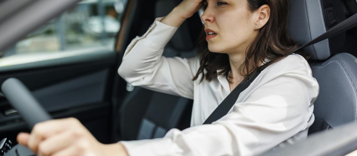 Attaque de panique en voiture : symptômes, causes et solutions pour reprendre le contrôle