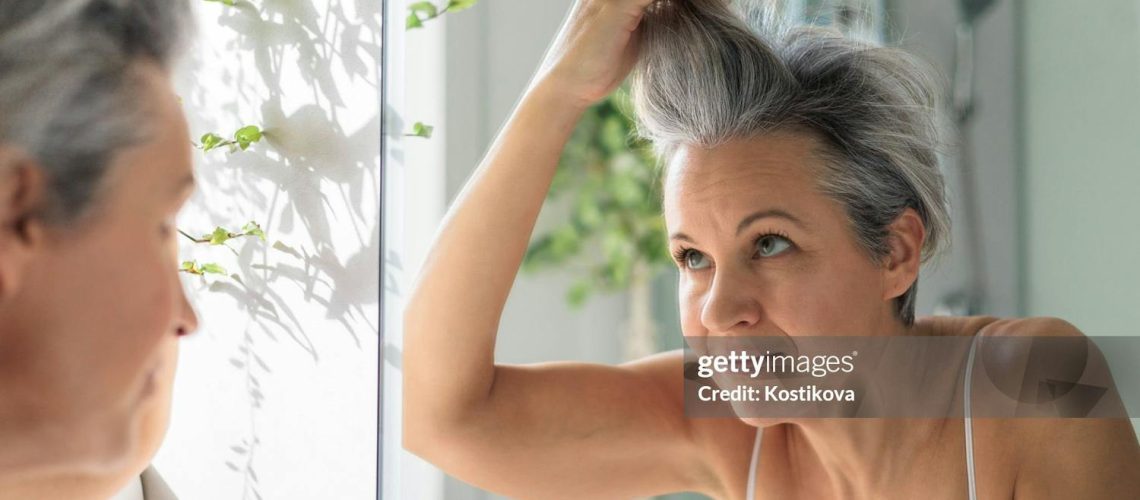 D'où viennent les cheveux blancs ? Et comment en prendre soin ?