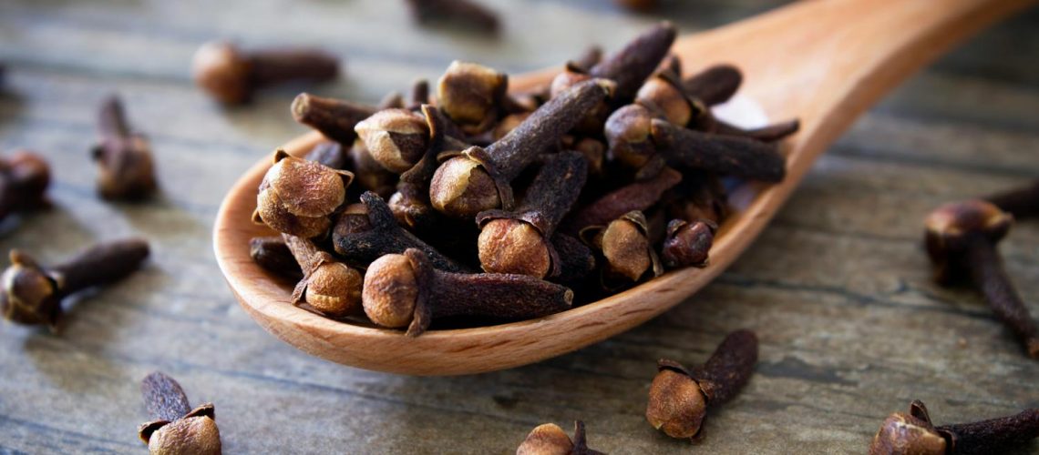 Clou de girofle : solution miracle ou fausse bonne idée contre les caries ?
